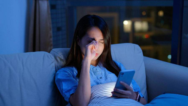 Ánh sáng xanh từ thiết bị điện tử ảnh hưởng gì đến giấc ngủ của bạn?