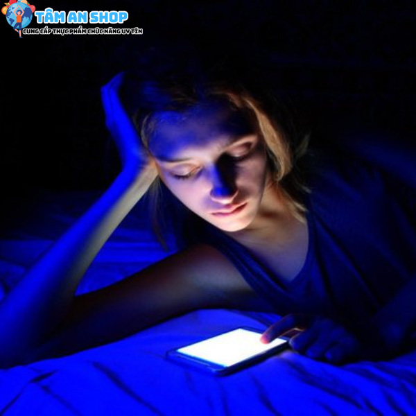 Ánh sáng xanh từ thiết bị điện tử ảnh hưởng gì đến giấc ngủ của bạn?