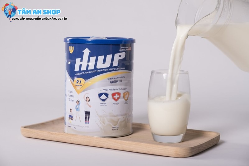 Pha sữa Hiup với nước đun sôi để nguội