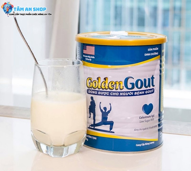 Pha sữa Golden Gout với nước đun sôi để nguội