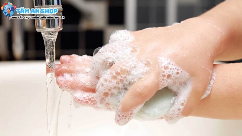 Rửa tay sạch sẽ bằng xà phòng trước khi pha sữa