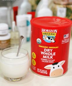 Pha sữa Horizon Organic Dry Whole Milk với nước ấm