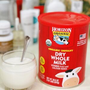 Pha sữa Horizon Organic Dry Whole Milk với nước ấm