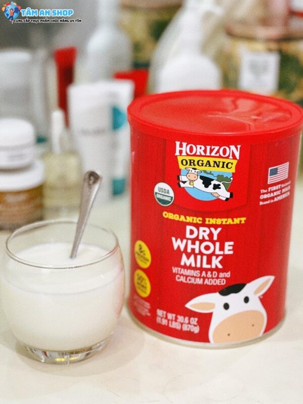 Pha sữa Horizon Organic Dry Whole Milk với nước ấm
