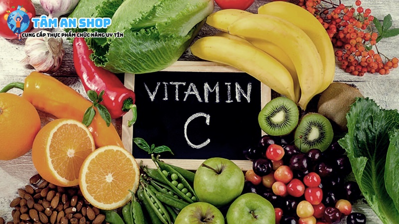 Vitamin C hỗ trợ chống lại sự oxy hóa và viêm nhiễm ở mắt.