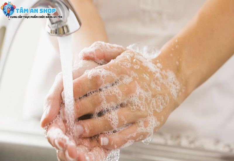 Tránh sử dụng tay ướt để lấy viên sản phẩm