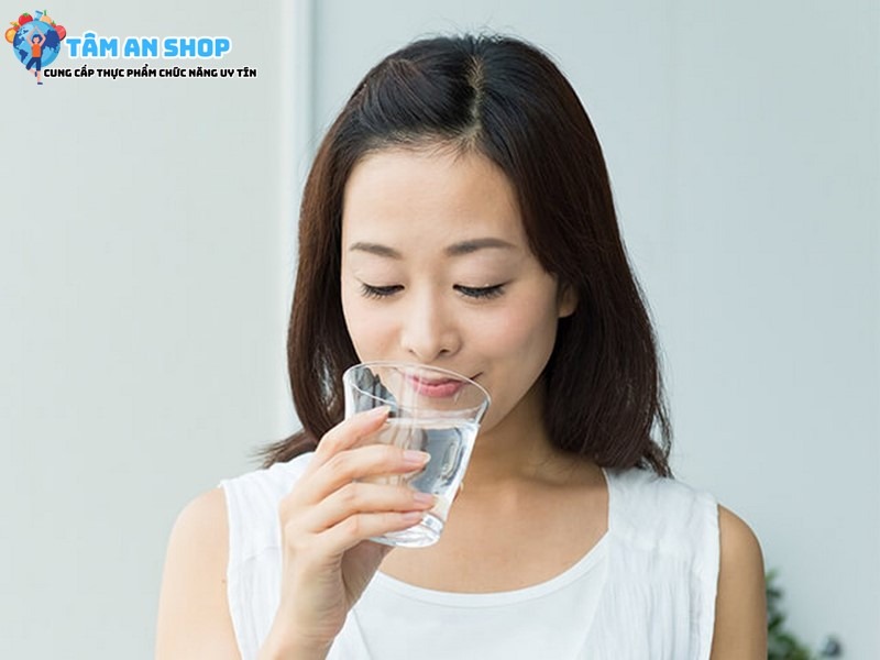 Uống nhiều nước để dễ hấp thụ thuốc